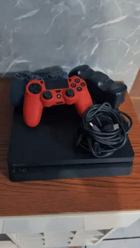 PS4 + 2 CONTROLES E CARREGADOR + 4 JOGOS