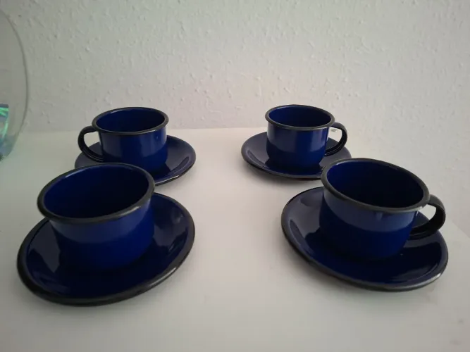 4 xícaras pequenas azul de alumínio. R$ 20, 00