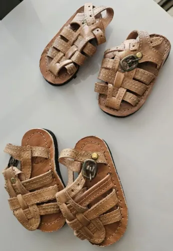 Sandália Couro - 25,00 cada. Duas disponíveis.