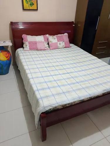 Cama Queen com colchão.