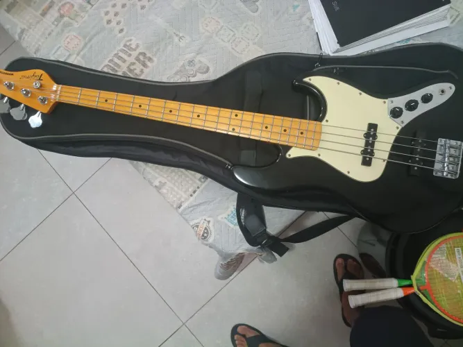 Baixo Tagima tw73 com capa e regulado 