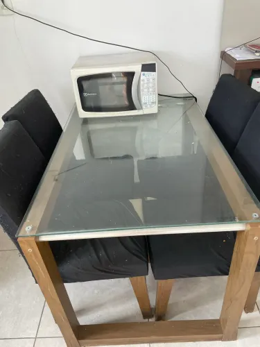 Mesa de vidro 4 cadeiras (com avarias)