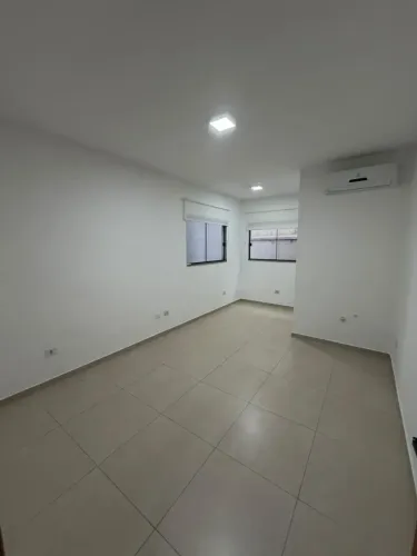 SALA COMERCIAL DISPONÍVEL PARA LOCAÇÃO NO PORTAL DOS IPÊS (COM AR-CONDICIONADO!)