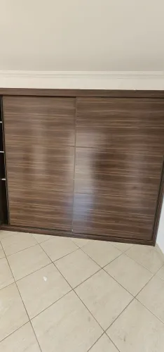 1 Guarda roupa de 3 portas e 1 de duas portas