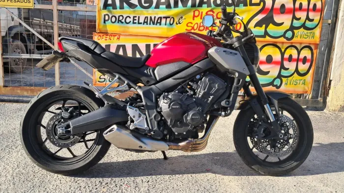 Honda CB 650r com mais de 3 mil em acessórios comprada em 2025