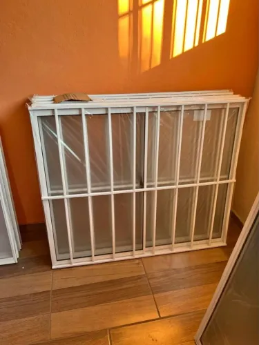 janela aluminio branco com grade