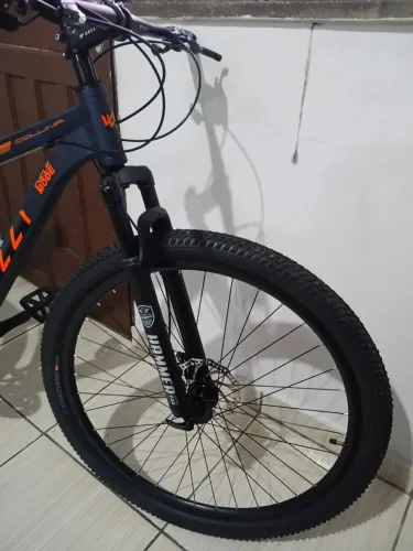 BICICLETA MTB COLLI ARO 29 c/ 01 mês de uso, pronta pra pedalar. No precinho p vender logo