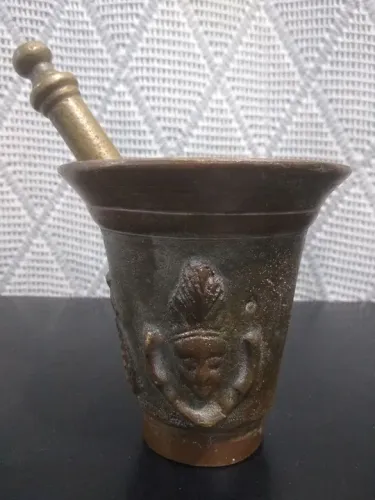 Antigo almofariz de bronze com padrões em alto relevo 