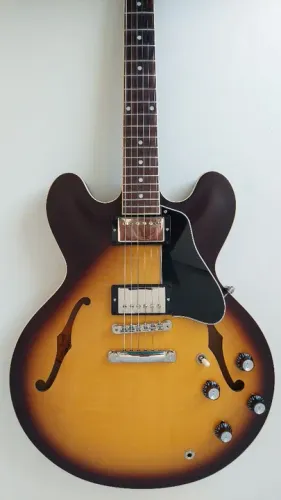 Guitarra Gibson ES-335 Satin Vintage Burst. Estado de nova.