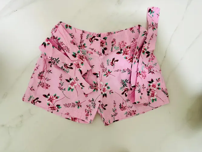 Shorts estampado florido com cinto 3 anos
