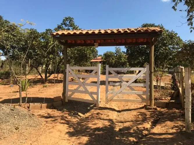 Sitio 1500 m², casa, cisterna, plano, terra fértil, arvores frutíferas, fogão a lenha.