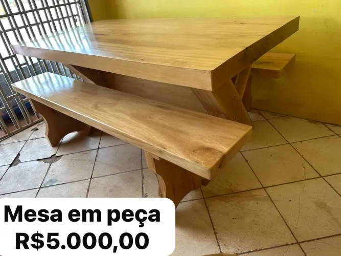 Mesa de Jantar de Madeira Maciça