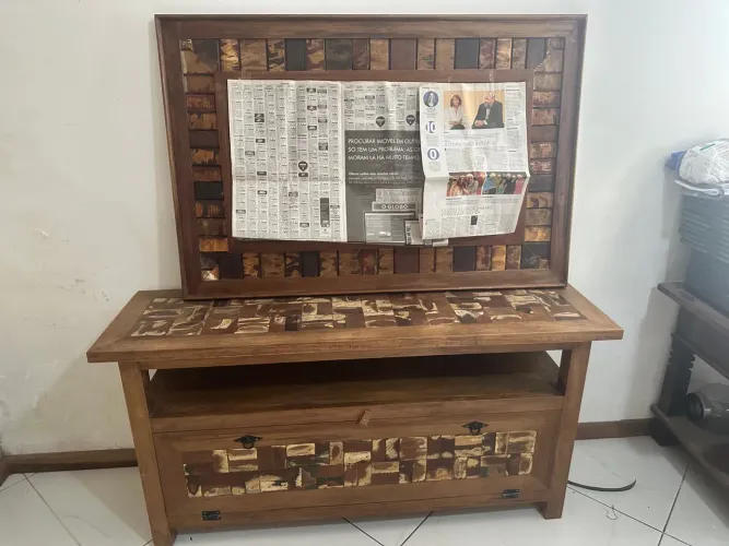 Rack de madeira e espelho