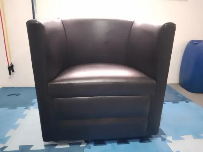 Poltrona em Corino preto 