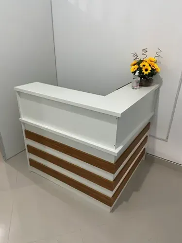 Bancada de recepção em L Canelado tampo de 30mm