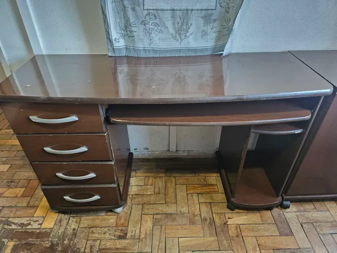 Mesa PC Home Office Dalla Costa com gavetas e suporte PC 