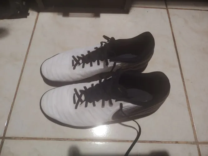 Chuteira tiempo praticamente zero