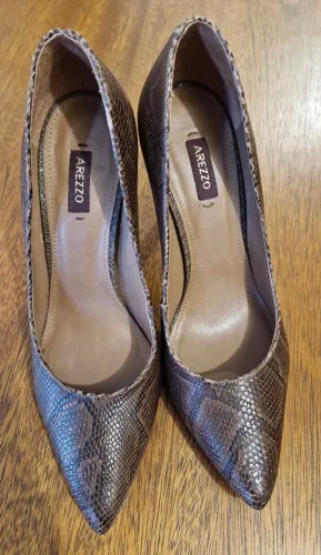 Sapato Scarpin Arezzo. Original. Couro Python