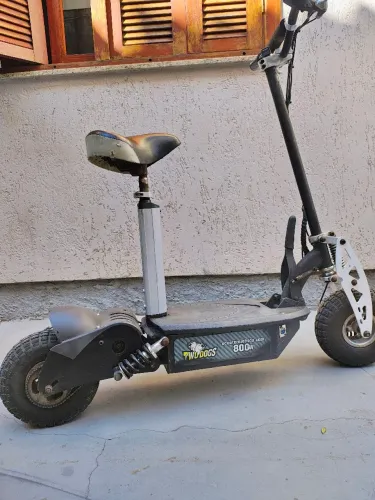 Patinete Scooter Elétrica Two Dogs 800W