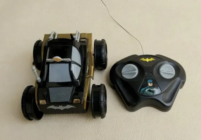 Carrinho Controle Remoto -DC`Comics-CARRO DO BATMAN -Anda pra frente e para trás, e tomba