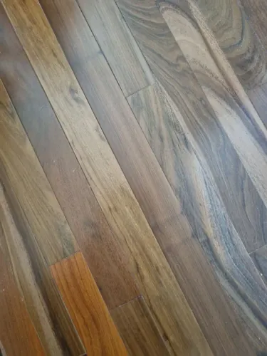 Piso de madeira maciça