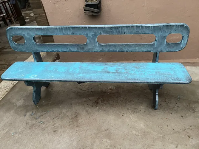 Banco de ardósia pintado de azul