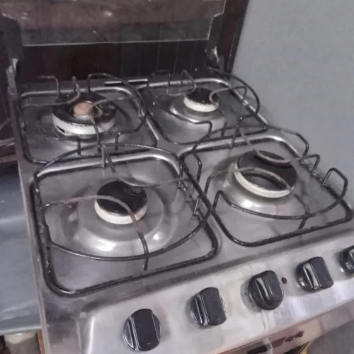Fogão de quatro bocas 