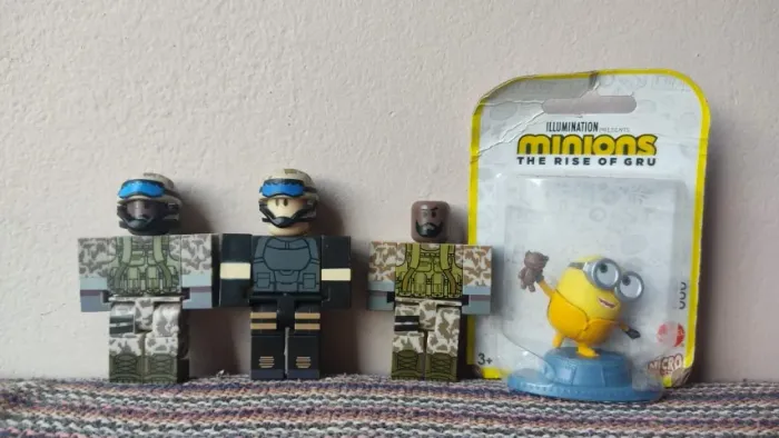 Lote bonecos roblox jazwares. Importado