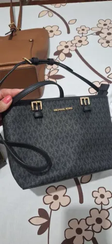 Bolsa Michael Kors monogramada Preta e dourada