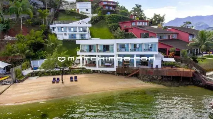 Casa à venda com praia privativa em Angra
