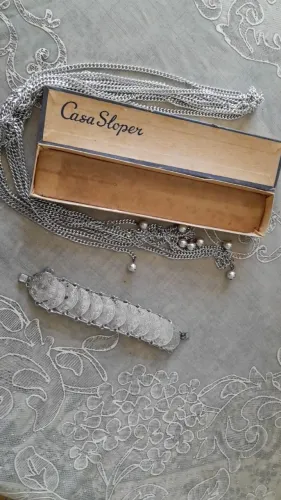 Pulseira e cinto prateado Casa Sloper