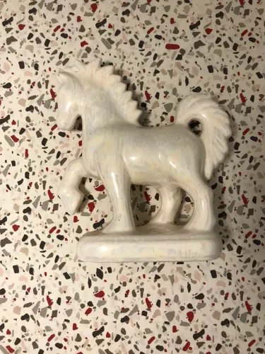 estatueta de cavalo em faiança