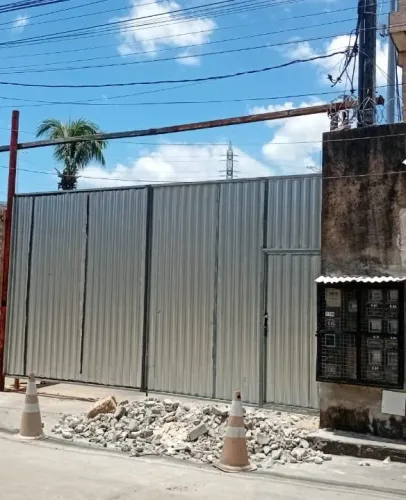 Pátio com escritórios e casas.