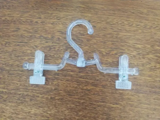 Conjunto de 14 Cabides em Plástico com Presilhas