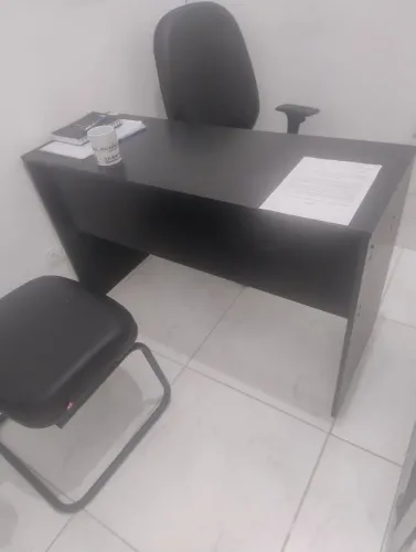Mesa de escritório preta