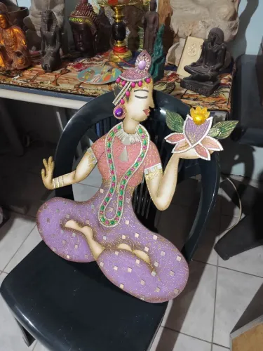 Peça decorativa de parede - mulher indiana em madeira