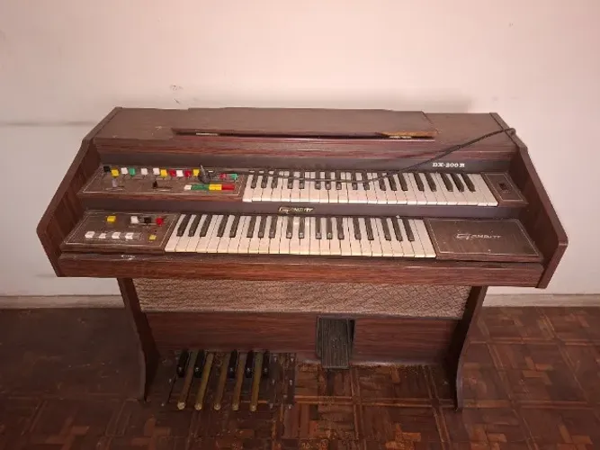 Órgão Gambitt Dx 200 R em bom estado.