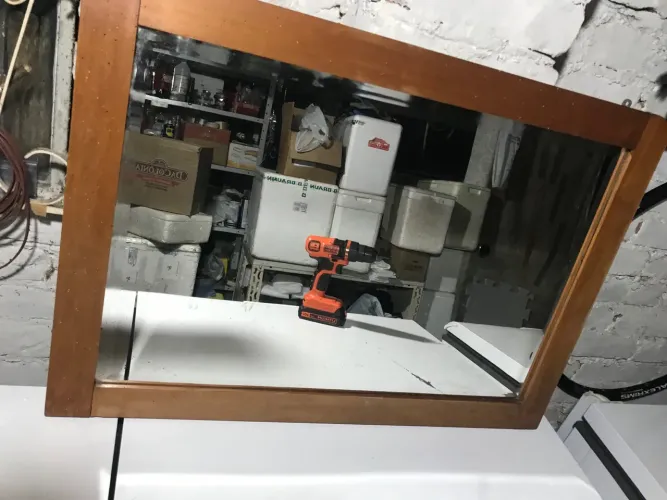 Espelho com moldura retangular 