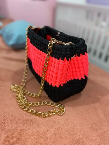 Bolsa de Crochê Artesanal com Corrente Dourada - Exclusiva