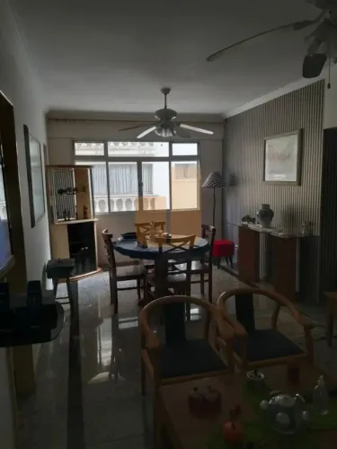Ótimo apartamento antigo com janelões, 2 dormitórios e 1 vaga, são com 86 m2 em frente ao 
