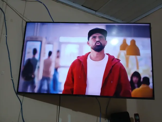 Vendo uma smart tv Samsung 4K 43 polegada semi nova de 2,200 por 1,800