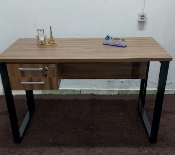 Mesa de Escritório com Gavetas / Pé Quadrado