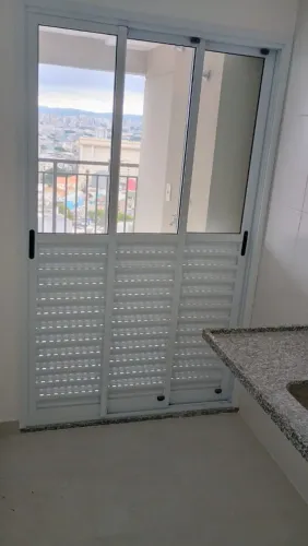LINDA PORTA DE CORRER EM ALUMÍNIO BRANCO