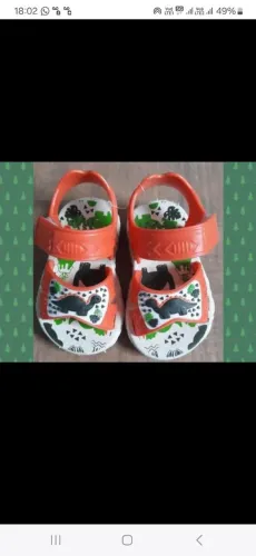 Sandália infantil com estampa de dinossauro
