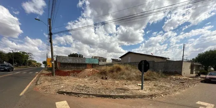 Lote de 454 m2 esquina, no B. Anápolis City só R$ 250 mil 