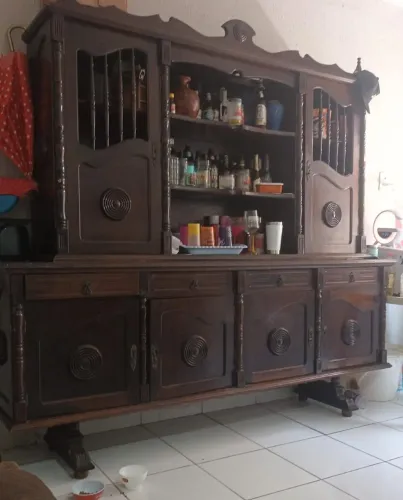 Armário de madeira antigo