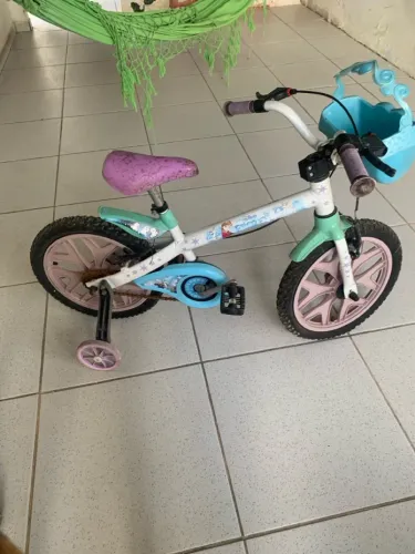 Bike Infantil com Rodinhas e Cestinha - Tema Frozen - R$ 180