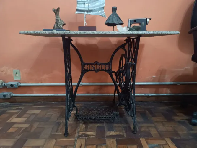 Aparador de Máquina de Costura Singer - Antiga