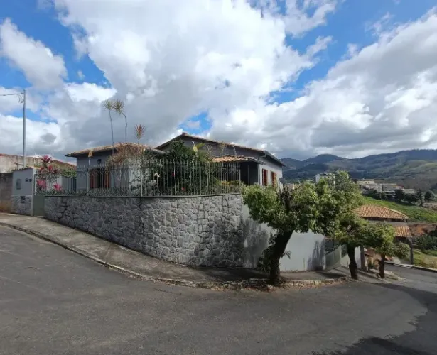 Excelente casa venda em São João Nepomuceno MG.