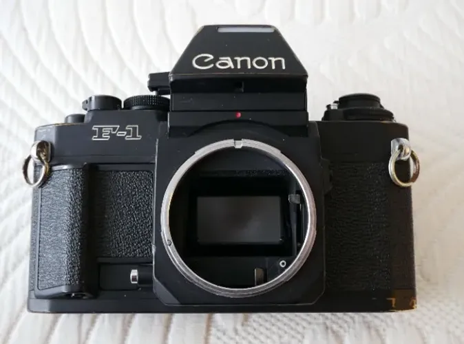 Canon New F1 analógica (filmes) em perfeito estado de funcionamento